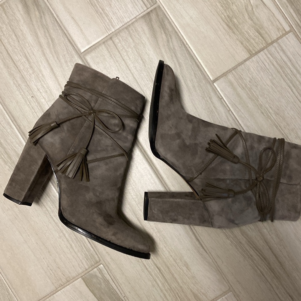 Vince Camuto sz10 Garrit Grey Kid Suede Block Heel Bootie - Picture 4 of 6